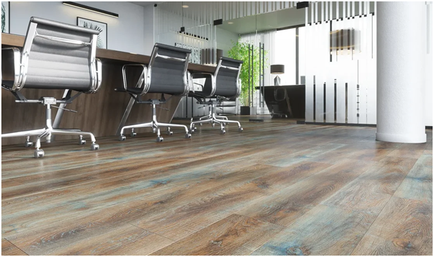 Кварцевый ламинат SPC после укладки в офисе