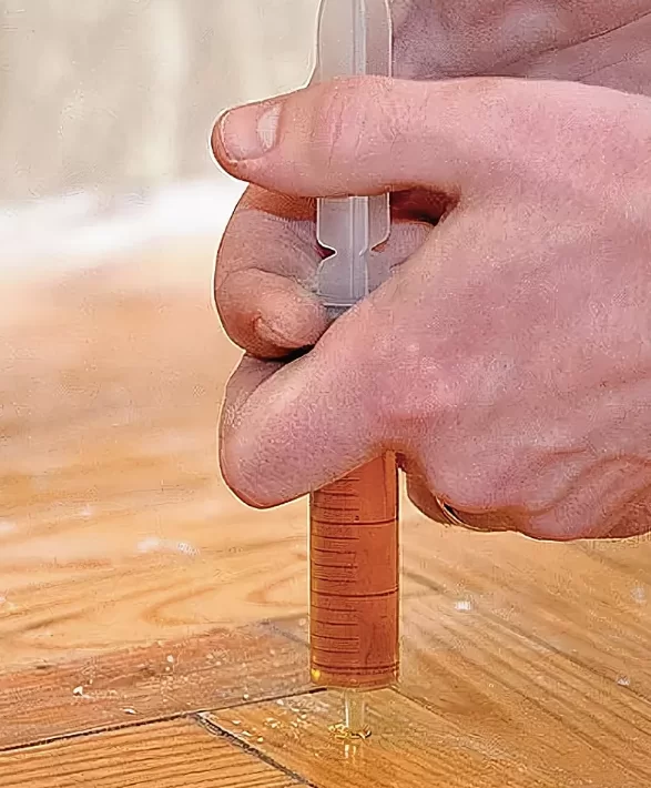 Заполнение пустот в паркете клеем