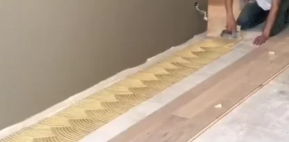 Нанесение полиуретанового клея для паркета