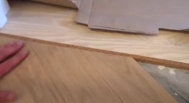 Соединение паркета пробковым компенсатором