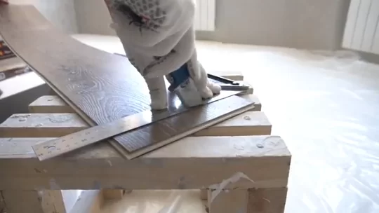 Обрезка по размеру водостойкого ламината Aquafloor