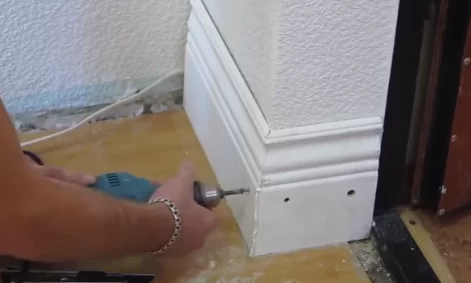 Монтаж плинтусов Ультравуд на саморезы