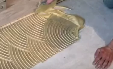 Клей для паркета наносят зубчатым шпателем