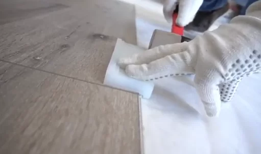 Подбивка водостойкого ламината Aquafloor