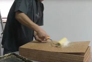 Нанесение клея валиком на пробку