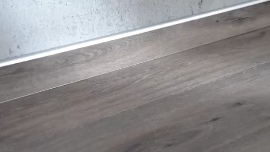 Плинтус к водостойкому ламинату Aquafloor монтаж