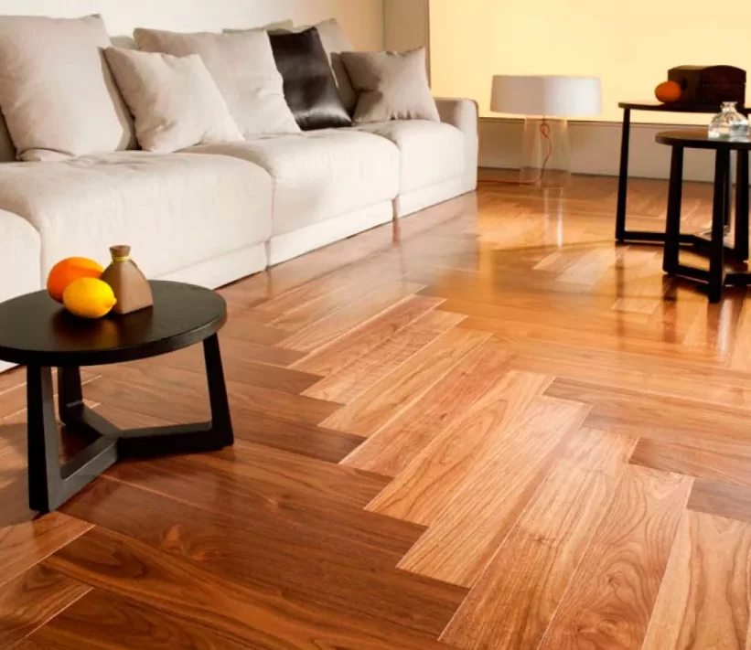 Штучный паркет в гостиной — укладка елочкой венгерской