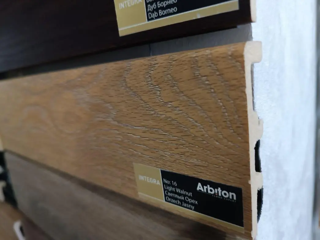 Нужен плинтус под дерево, который смотрится дорого? Плинтус из дюрополимера Arbiton Integra!