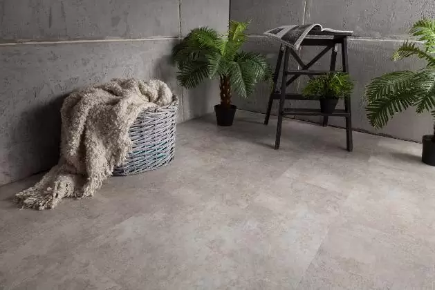 Замковая или клеевая плитка ПВХ - какая лучше?