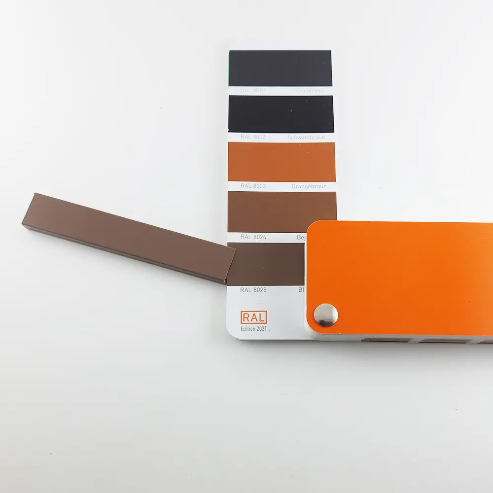 Микроплинтус с пружинами Бледно-коричневый RAL 8025