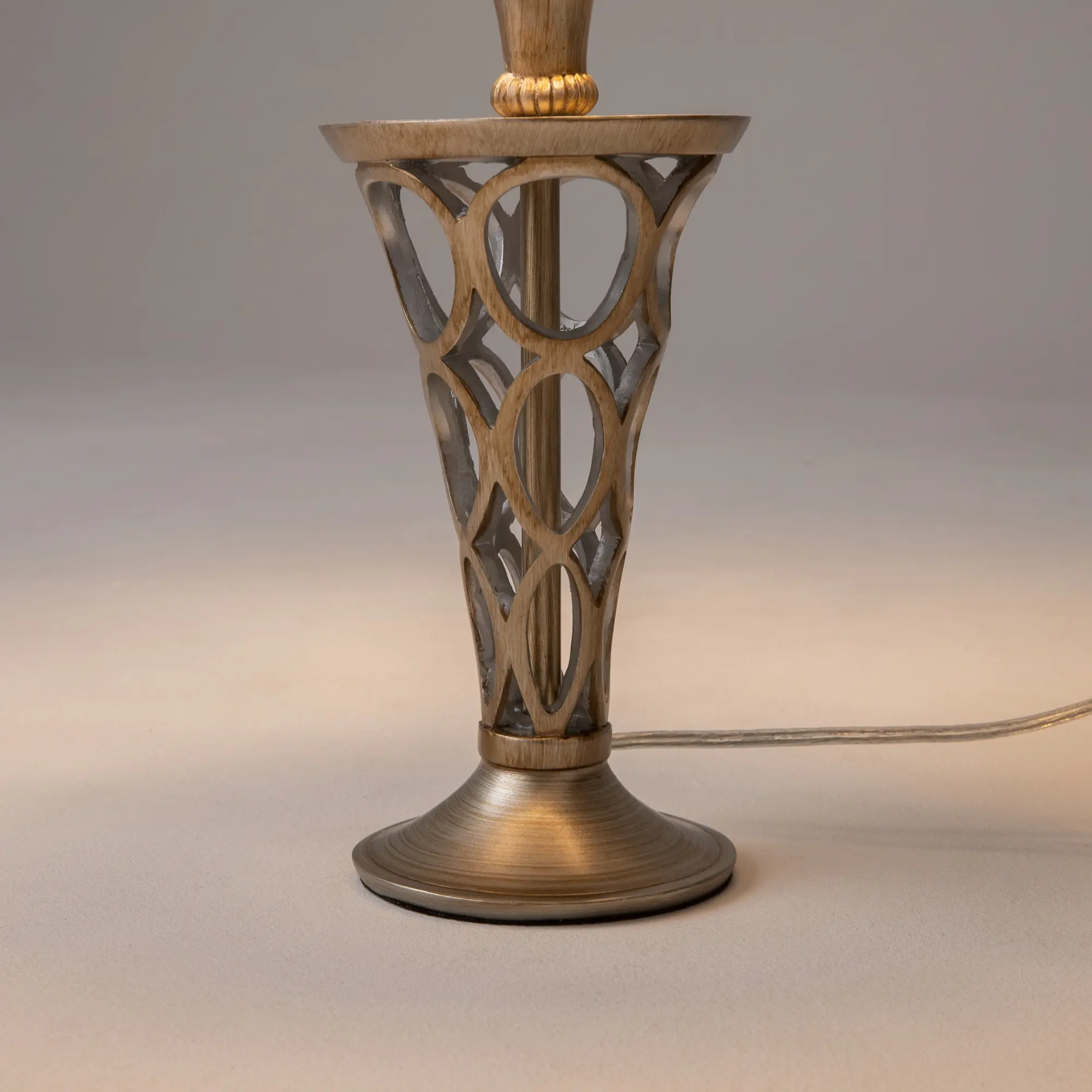 Настольный светильник Maytoni H311-11-G