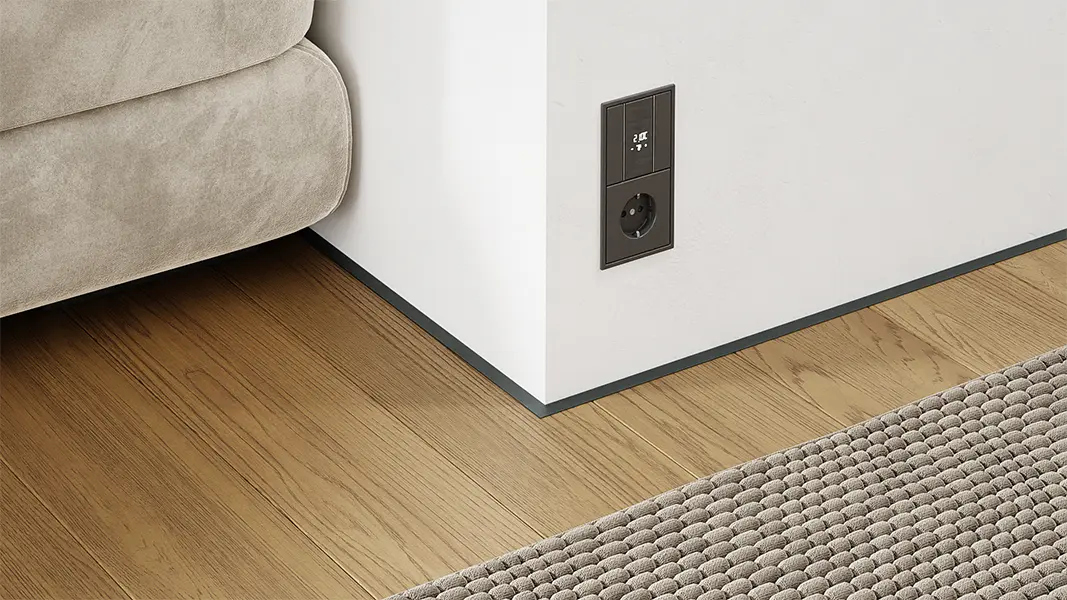 Микроплинтус для пола алюминиевый с пружинами черный муар RAL 9005 порошковая окраска