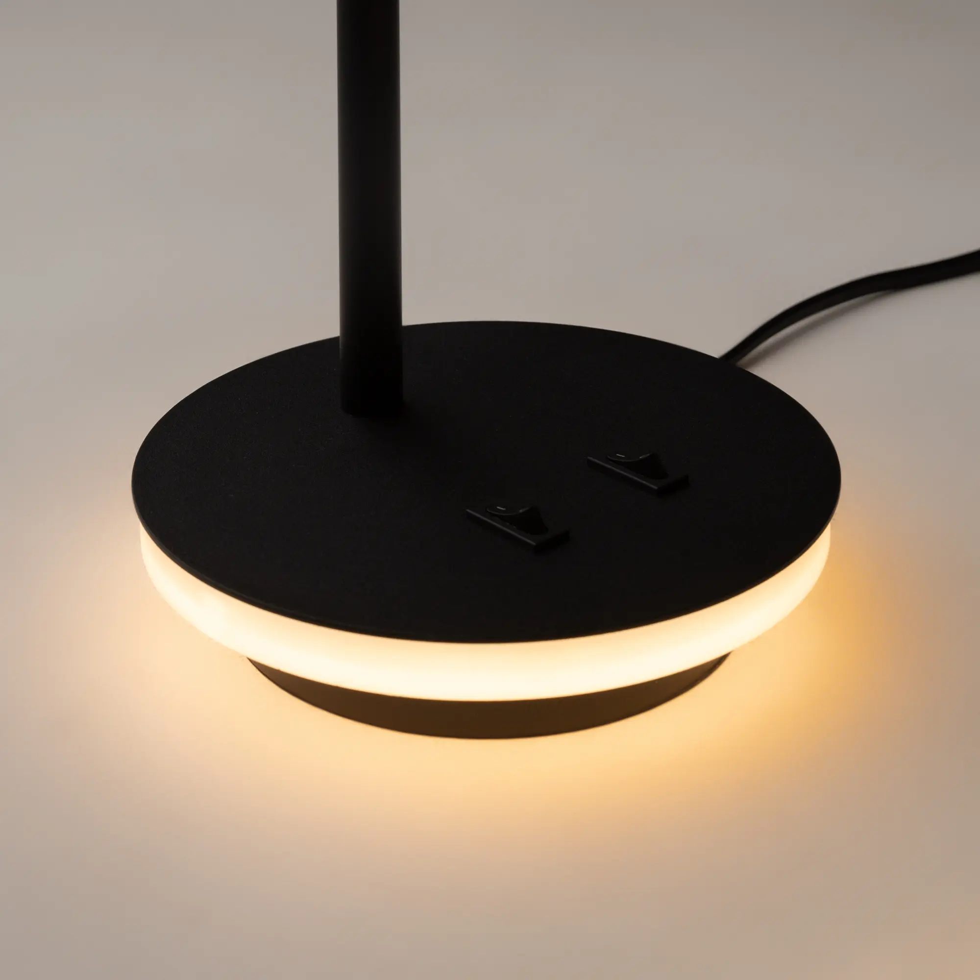 Настольный светильник Maytoni Z010TL-L8B3K