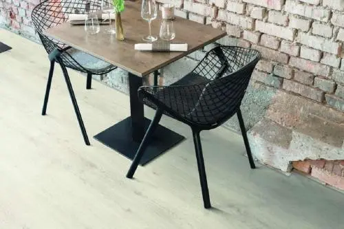 Ламинат Egger Pro Classic 8/33 4V Дуб Кортина Белый EPL034 в интерьере