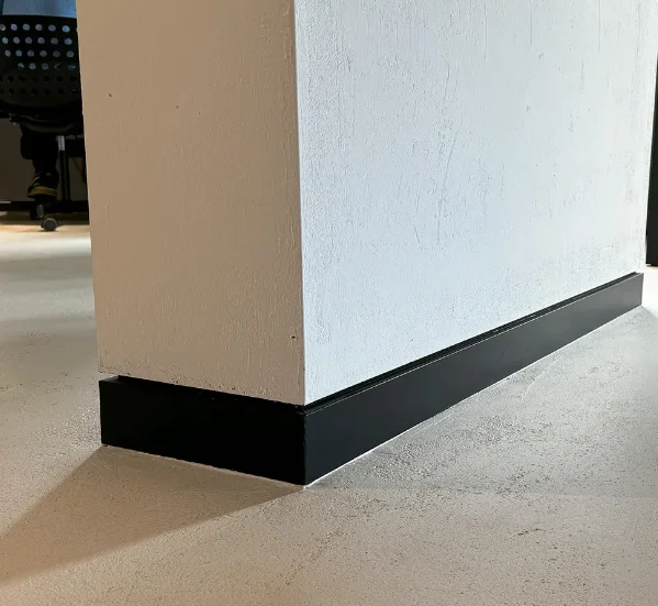 Скрытый плинтус Pro Design UNIVERSAL 235 B Черный муар купить