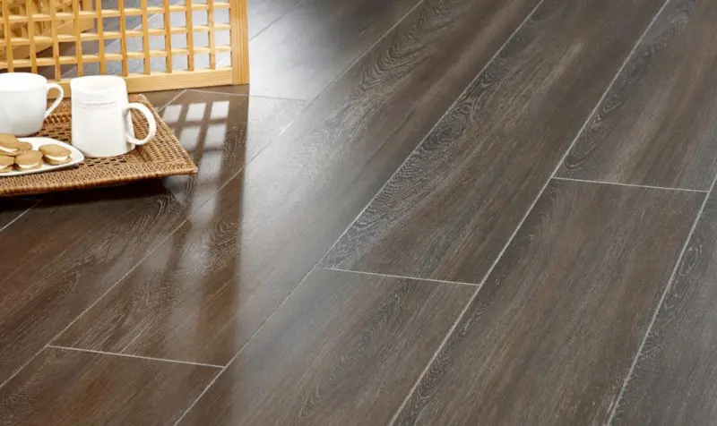 Плитка виниловая напольная — плюсы и минусы, особенности