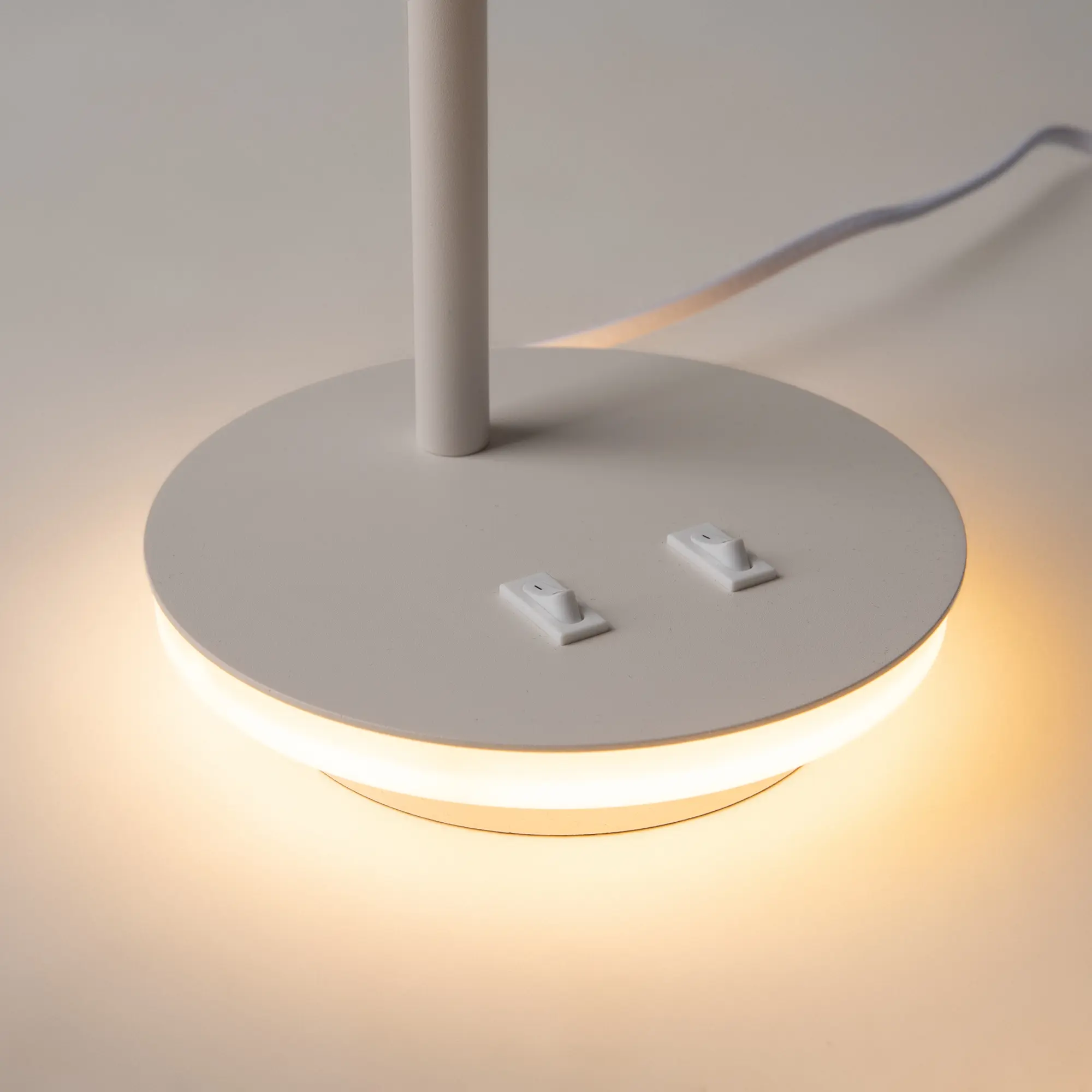 Настольный светильник Maytoni Z010TL-L8W3K