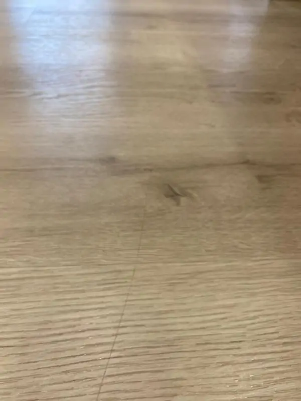 Царапины на плитке из кварц-винила и SPC