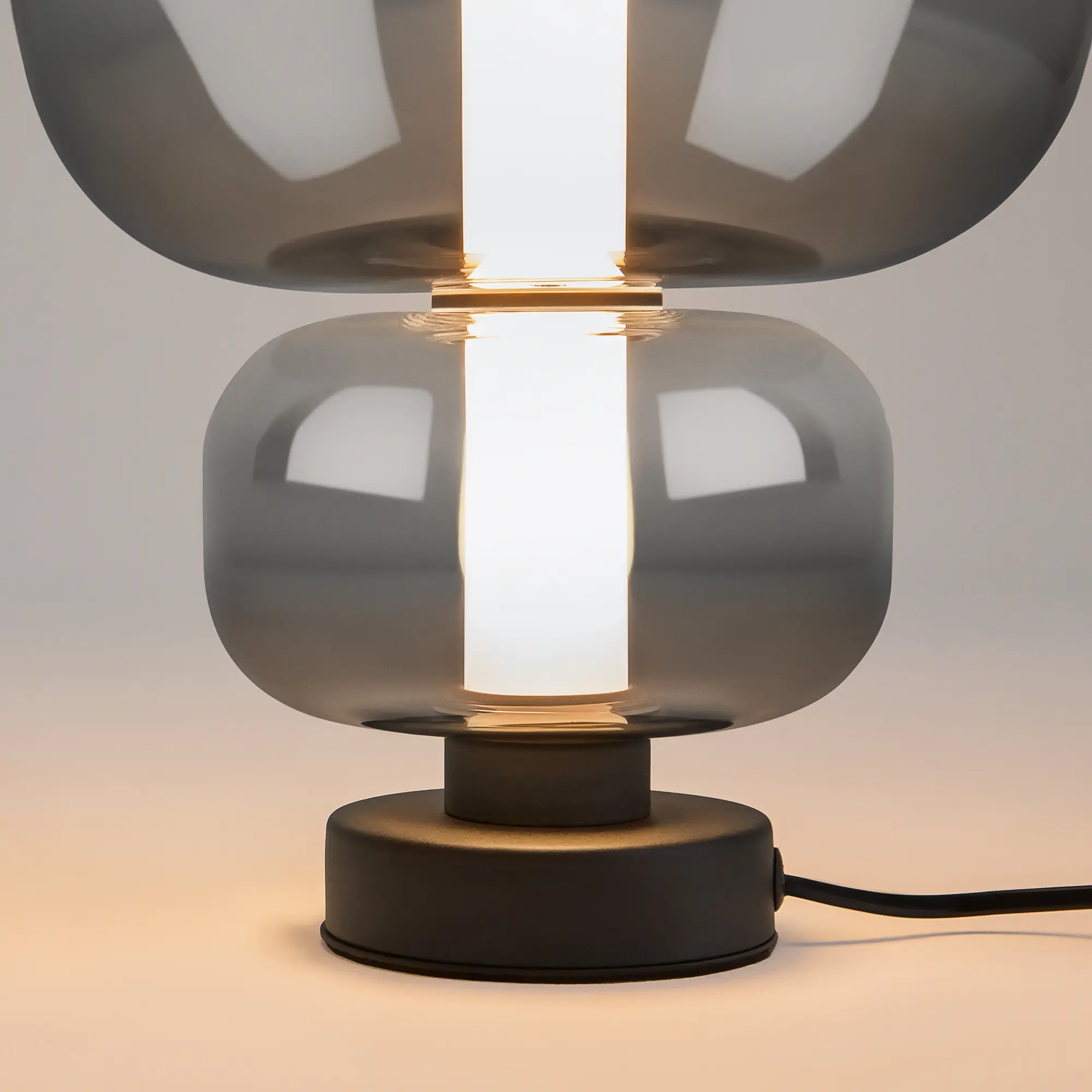 Настольный светильник Maytoni MOD364TL-L15B3K