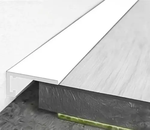 Микроплинтус белый муар 3 м 