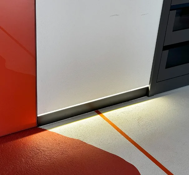 Скрытый плинтус алюминиевый Pro Design 323B черный муар RAL9005 купить