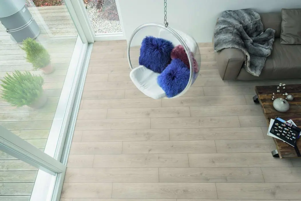 Ламинат Egger Pro Classic 8/32 4V Aqua+ Дуб Норд Светлый EPL080 в квартире