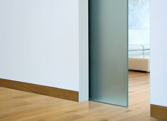 Скрытый плинтус алюминиевый Pro Design 323B черный муар RAL9005 купить