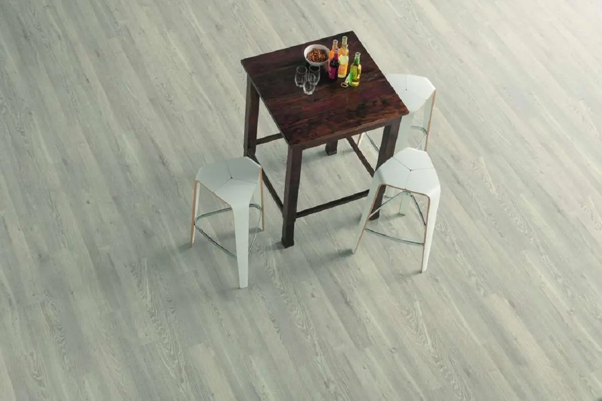 Ламинат Egger Pro Classic 8/33 RUS Дуб Кортон Белый EPL051 в квартире