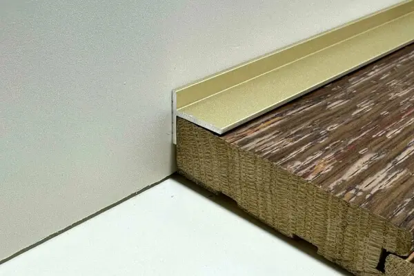 Микроплинтус L образный алюминиевый анодированный золотой Москва