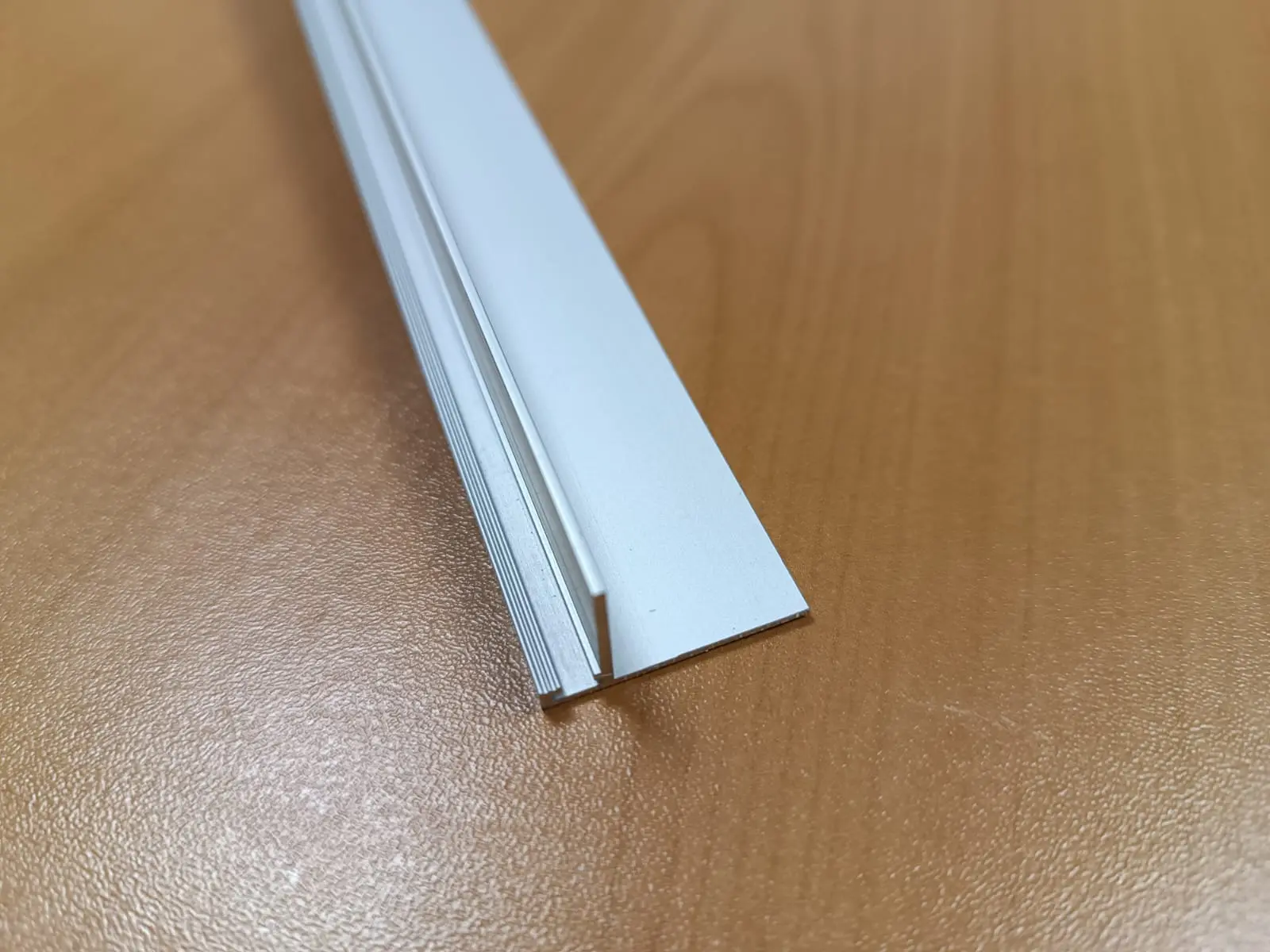 Микроплинтус L образной формы серебристый анодированный