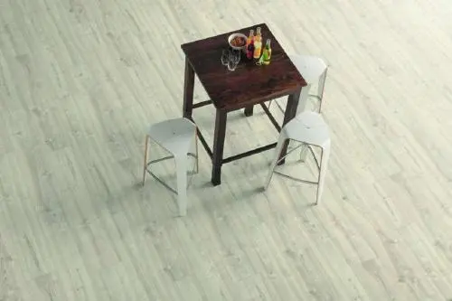 Ламинат Egger Pro Large 8/32 4V RUS Сердцевина Ясеня Белая EPL040 в интерьере