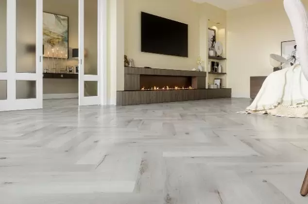 Успейте купить ламинат SPC и кварц-виниловую плитку по старым ценам 