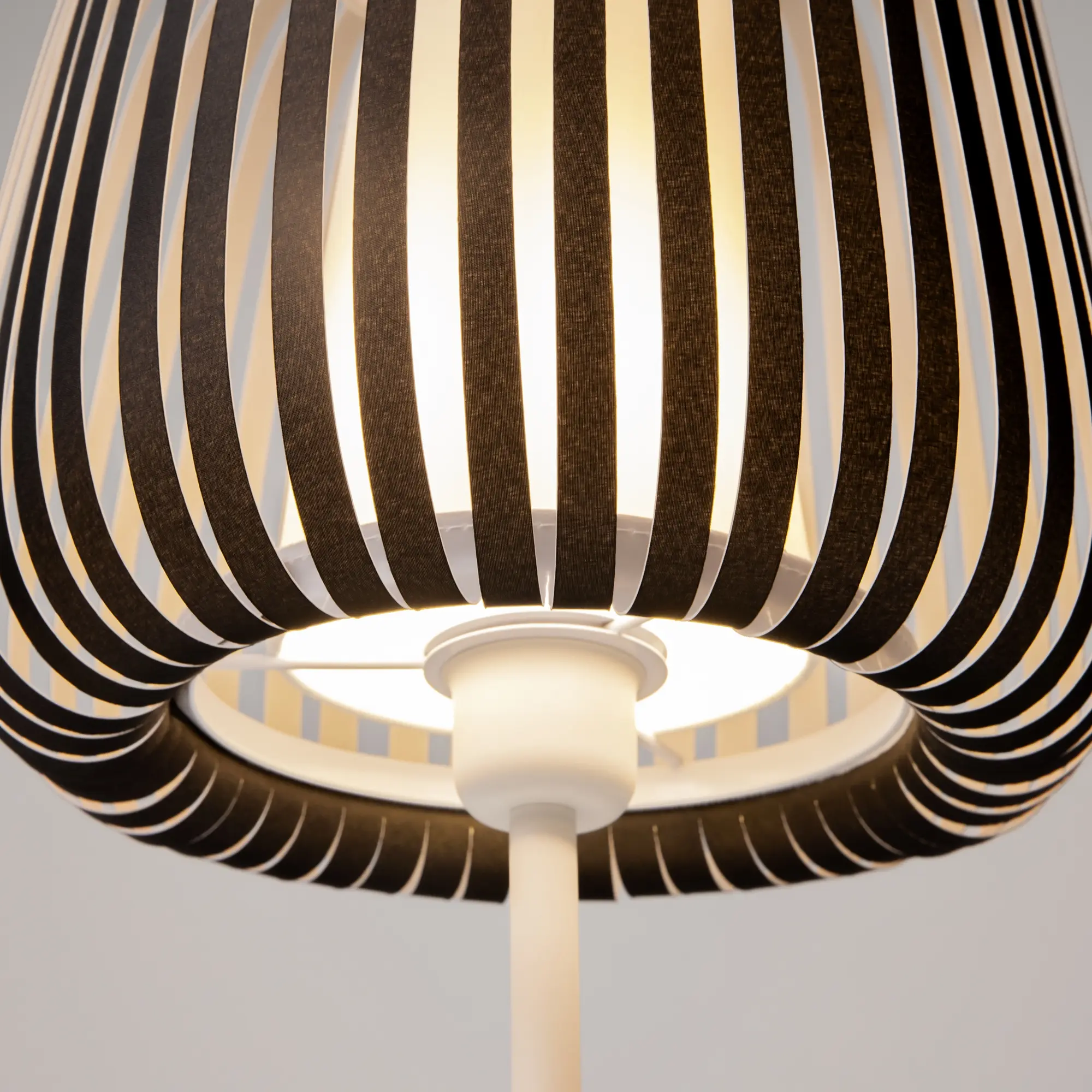 Настольный светильник Maytoni MOD409TL-01B