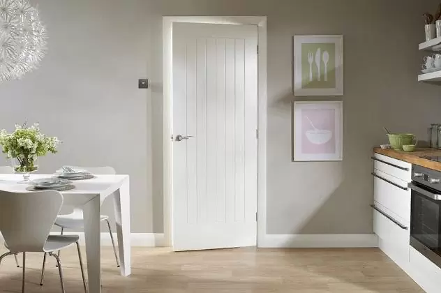 Белые двери и белые плинтусы в различных интерьерах - фотообзор
