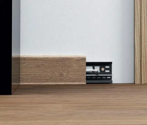 Пластиковый плинтус в хорошем качестве в ассортименте 