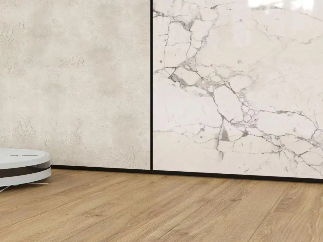 Теневые плинтусы с диагональной пяточкой и регулируемой высотой зазора в ассортименте