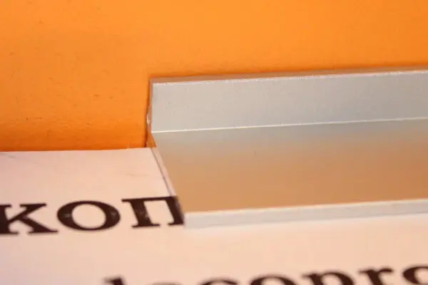 Микроплинтус micro L уголок анодированный серебро