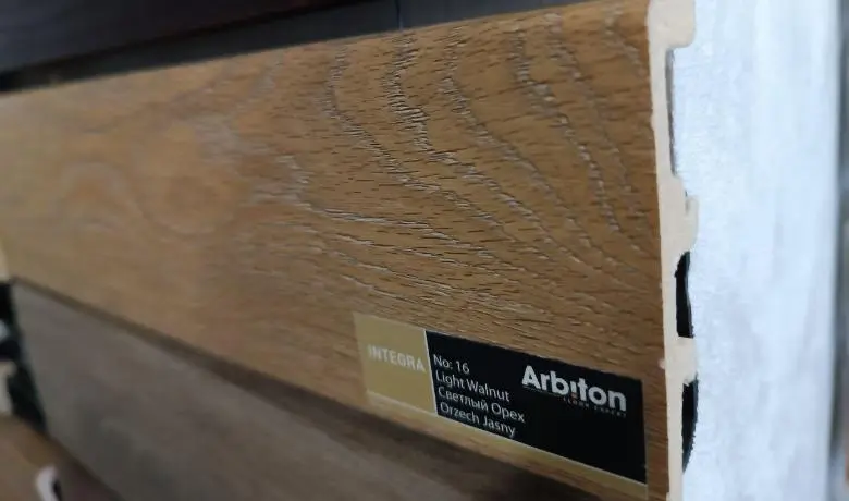 Нужен плинтус под дерево, который смотрится дорого? Плинтус из дюрополимера Arbiton Integra!