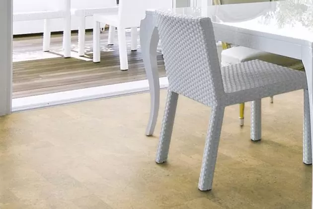 Уход за пробковыми напольными покрытиями