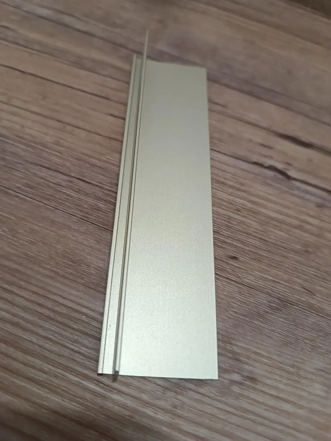 Микроплинтус micro L Laconistiq Светлое золото анодированный