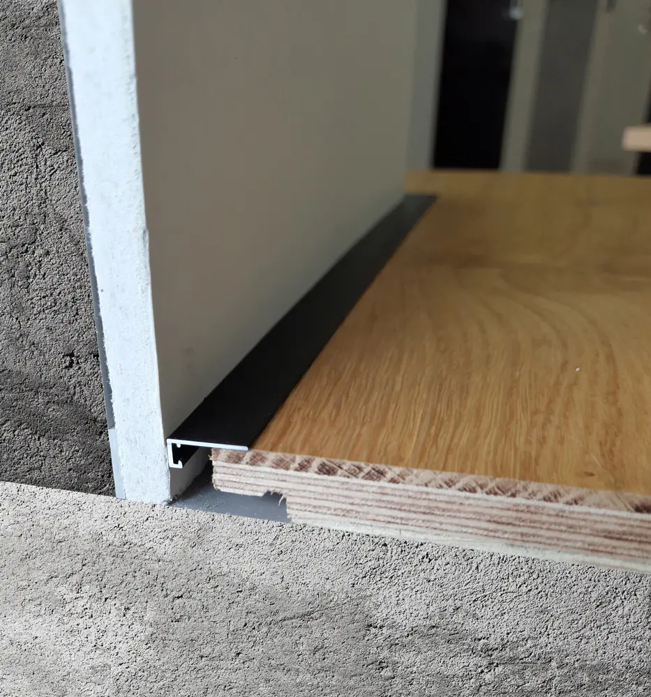 Микроплинтус щелевой для пола Лайн Ликорн С-05.25.3 чёрный