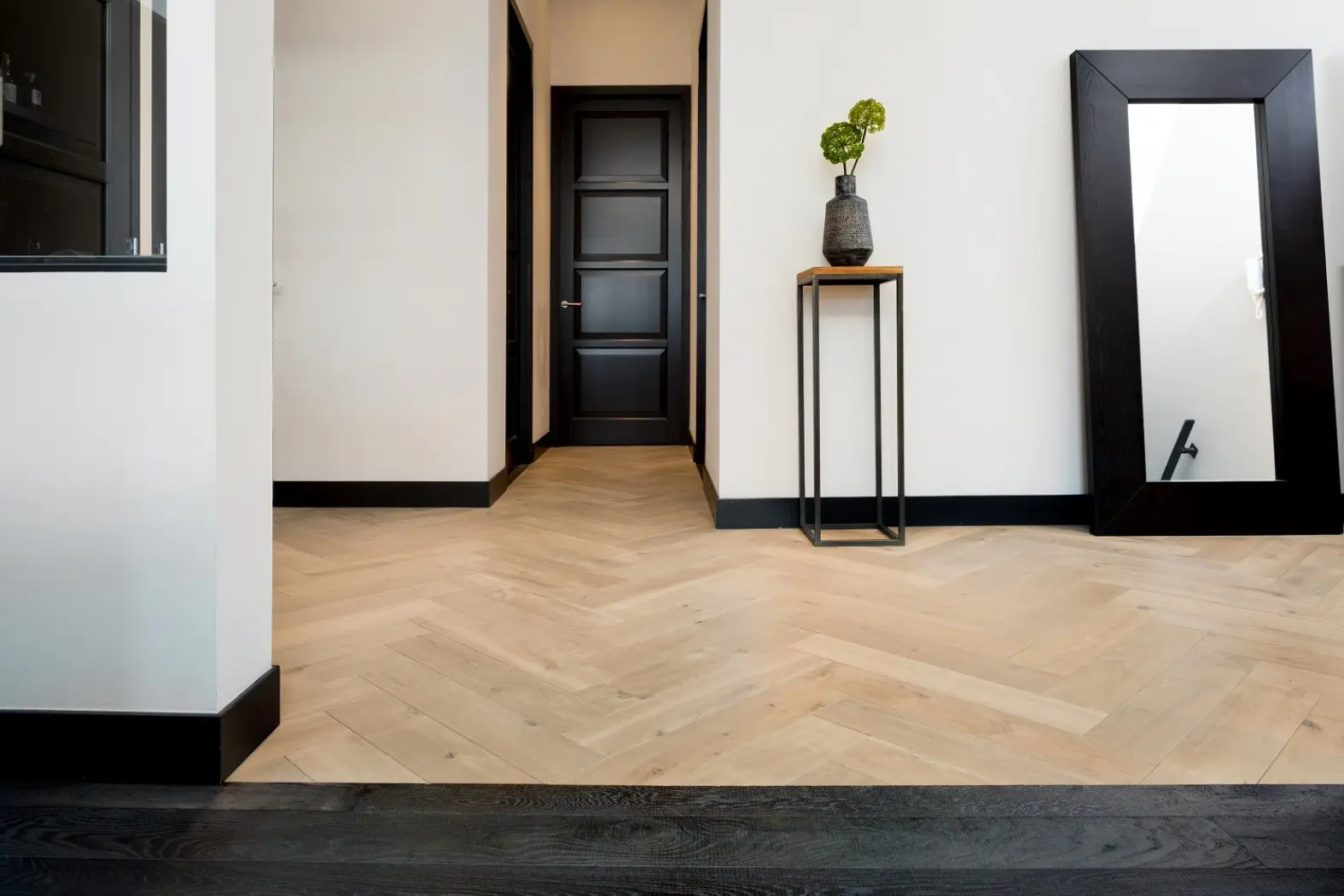 Черный плинтус напольный в интерьере