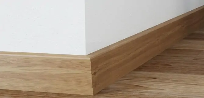 Плинтус из дюрополимера под дерево со скидкой 