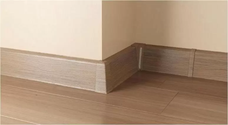 Установка пластиковых плинтусов