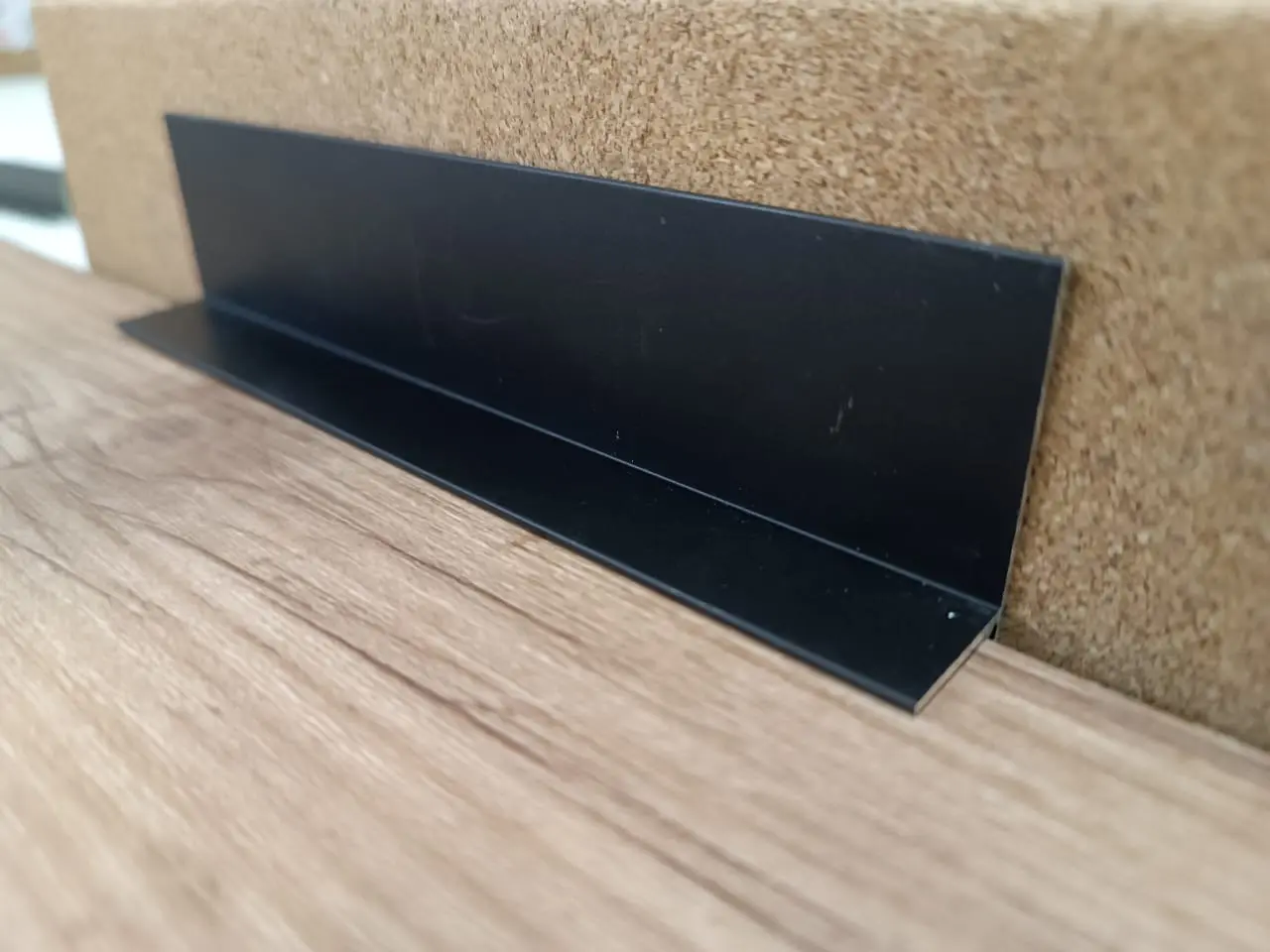 Микроплинтус L образной формы черный эмаль RAL 9005 27-87-34