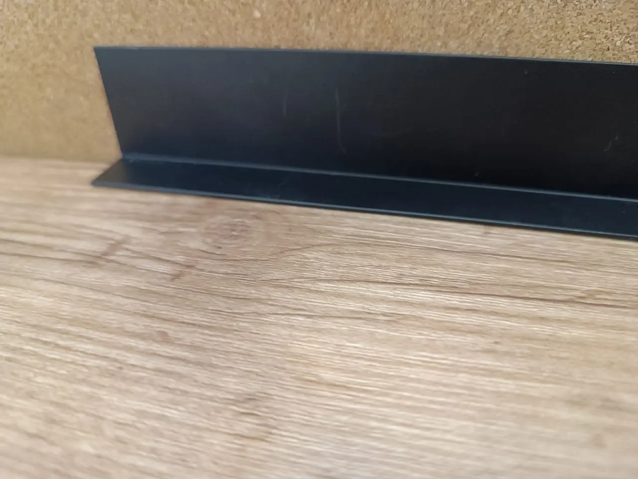 Микроплинтус L образной формы черный эмаль RAL 9005 27-87-34