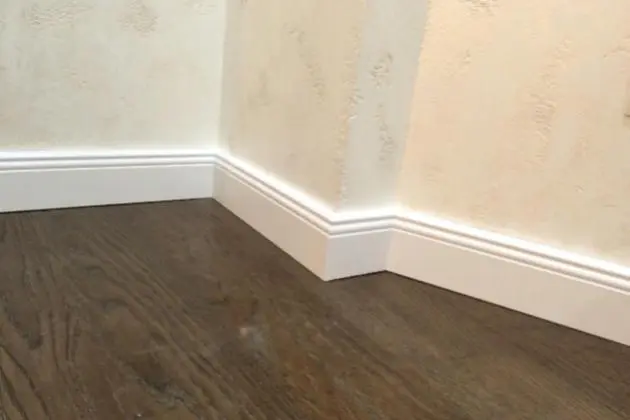 Скидка на высокие белые плинтуса под покраску