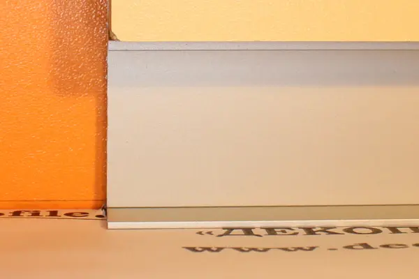 Теневой плинтус Декопрофиль 7627 20/30 золото Москва