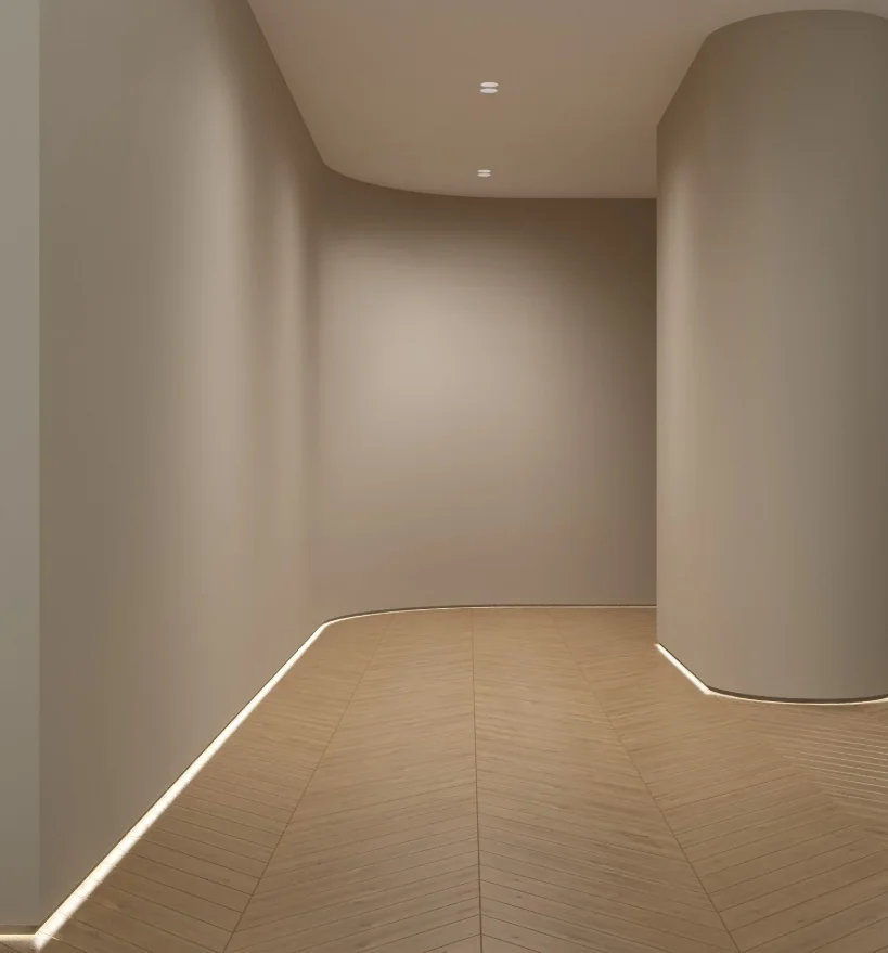 Теневой плинтус радиусный Laconistiq Light под подсветку чёрный анодированный в Москве