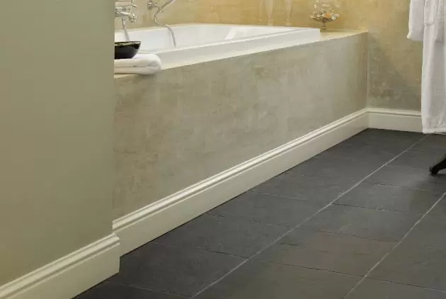 Плинтус в ванную комнату — выбираем с экспертом